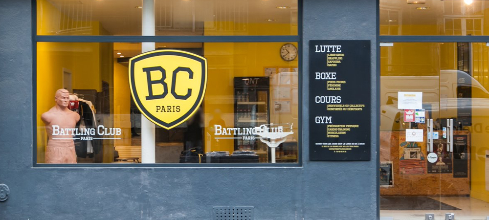 La tête dure et le gant ferme